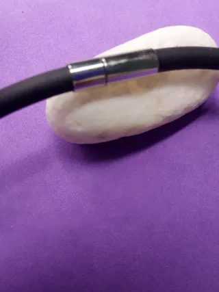 Collar caucho negro y perla blanca mat