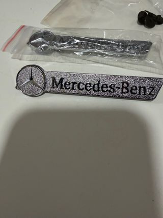 Chapas Mercedes Metálicas con Tornillos