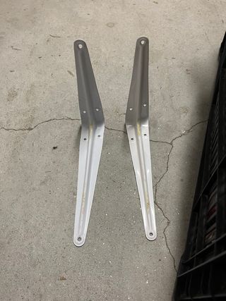 2 escuadras metálicas blancas segunda mano