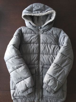 Plumífero niño gris con capucha Benetton.