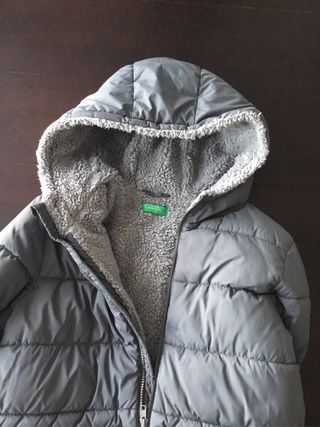 Plumífero niño gris con capucha Benetton.