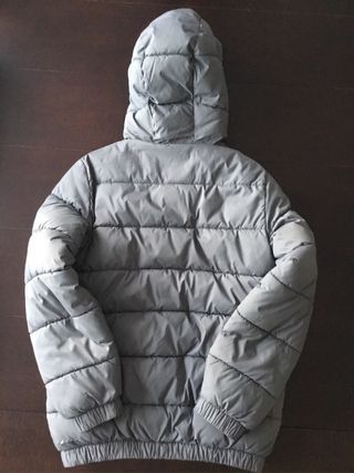 Plumífero niño gris con capucha Benetton.