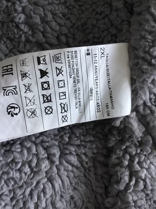 Plumífero niño gris con capucha Benetton.