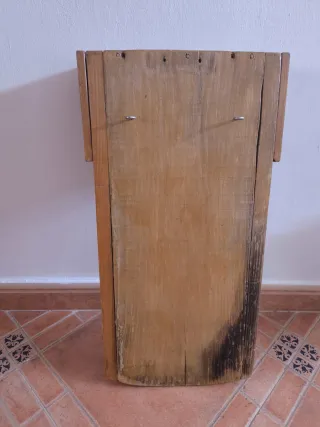 Antico lavandino da tavolo come appendiabiti