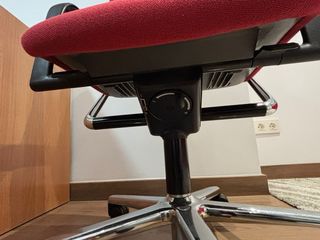 Silla de escritorio roja con base metálica