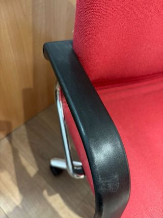 Silla de escritorio roja con base metálica