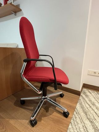 Silla de escritorio roja con base metálica