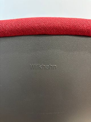 Silla de escritorio roja con base metálica