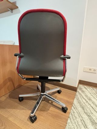 Silla de escritorio roja con base metálica