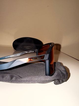 Gafas Oakley Rojas con Estuche Negro