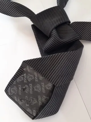 Cravatta Versace seta nera righe