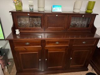 Mueble de salón de madera y cristal