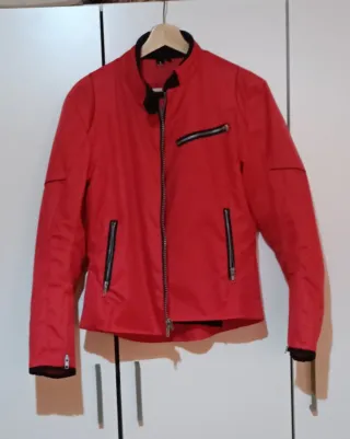 Chaqueta de moto roja, con protección
