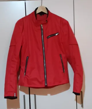 Chaqueta de moto roja, con protección