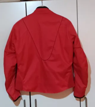 Chaqueta de moto roja, con protección