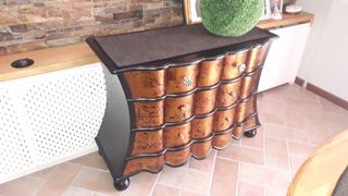 Cassettiera design oro e nero