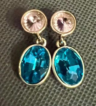 Pendientes colgantes con piedras azules y rosas