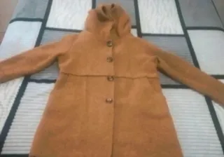 Abrigo de mujer marrón con capucha