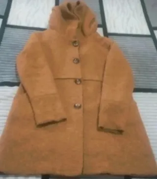 Abrigo de mujer marrón con capucha