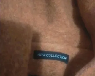 Abrigo de mujer marrón con capucha