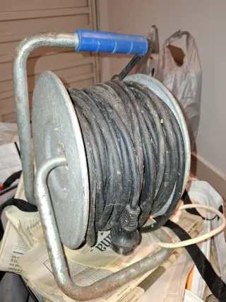 Carrete enrollacables metálico con asa