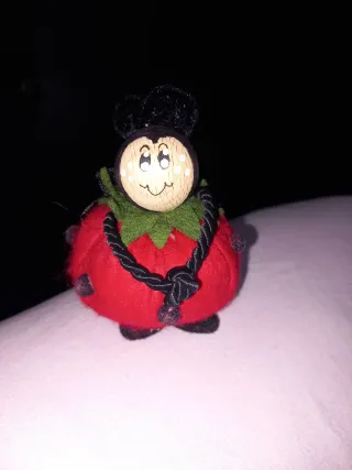 Coccinella in feltro fatta a mano