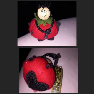Coccinella in feltro fatta a mano