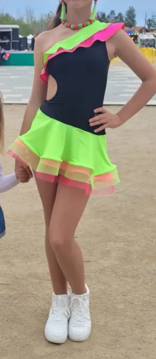 Vestido de baile negro y verde neón.