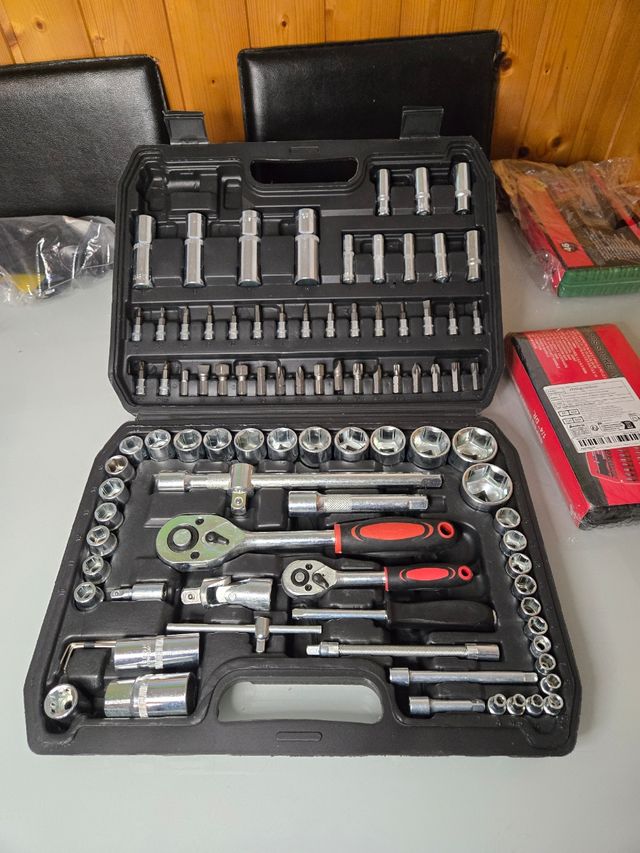 Juego de Llaves 94 Piezas con Maletín