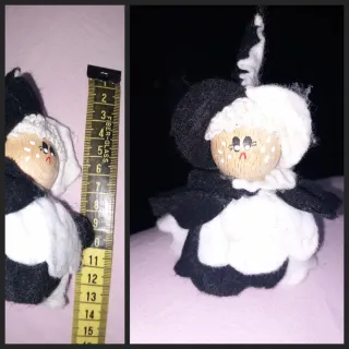 Bambolina in feltro bianco e nero