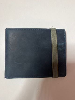 Cartera Lester azul marino con goma elástica