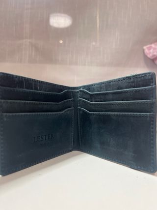 Cartera Lester azul marino con goma elástica