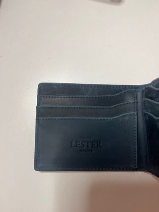 Cartera Lester azul marino con goma elástica