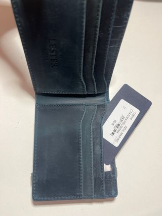 Cartera Lester azul marino con goma elástica