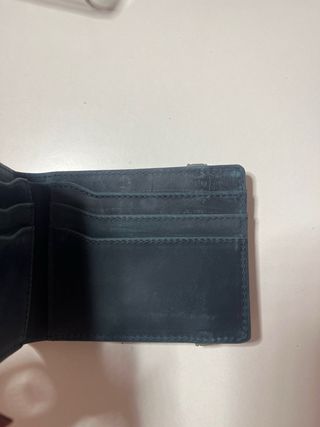 Cartera Lester azul marino con goma elástica