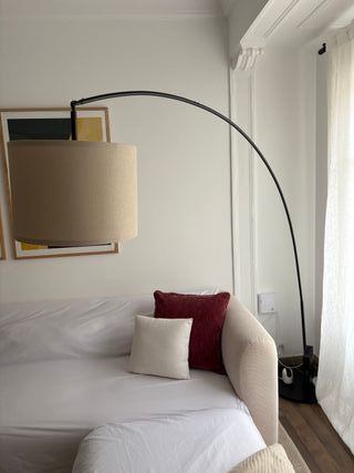 Lámpara de pie con forma de arco y pantalla beige