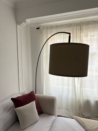 Lámpara de pie con forma de arco y pantalla beige