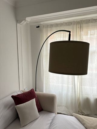 Lámpara de pie con forma de arco y pantalla beige