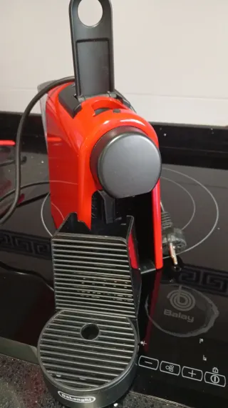 Cafetera Nespresso Delonghi Roja