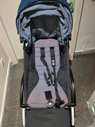 Carrito de bebé azul con estampado YOYO