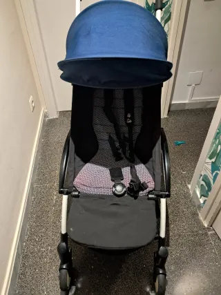 Carrito de bebé azul con estampado YOYO