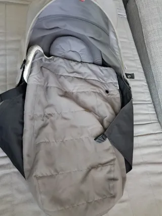 Carrito de bebé azul con estampado YOYO