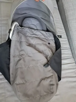 Carrito de bebé azul con estampado YOYO