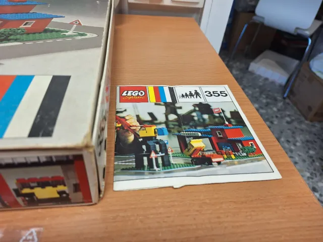 LEGO 355 TOWN CENTER SET WITH ROADWAY (1972)