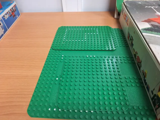 LEGO 355 TOWN CENTER SET WITH ROADWAY (1972)