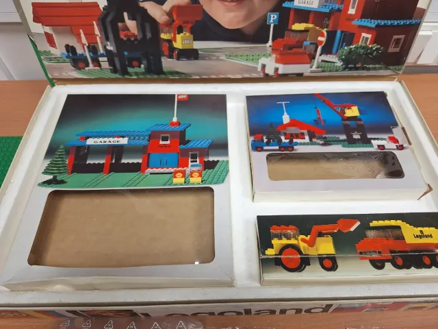 LEGO 355 TOWN CENTER SET WITH ROADWAY (1972)