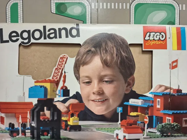 LEGO 355 TOWN CENTER SET WITH ROADWAY (1972)