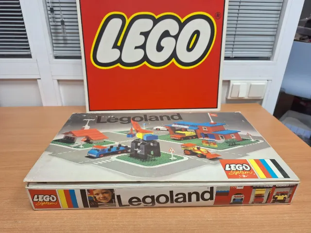 LEGO 355 TOWN CENTER SET WITH ROADWAY (1972)