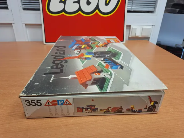 LEGO 355 TOWN CENTER SET WITH ROADWAY (1972)