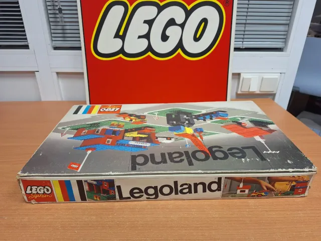 LEGO 355 TOWN CENTER SET WITH ROADWAY (1972)